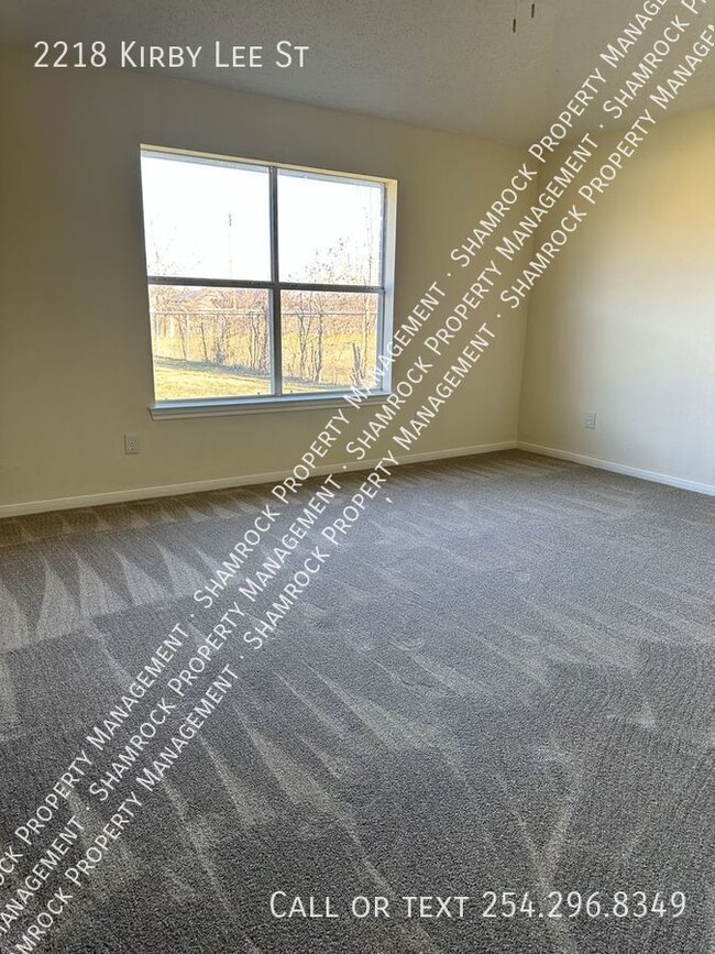 Building Photo - Duplex in Midway ISD!