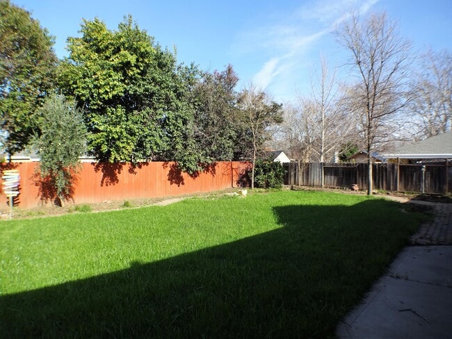 Building Photo - 612 W 6th Ave