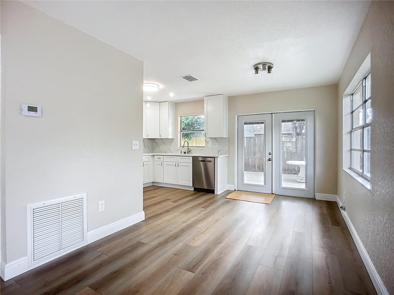 Building Photo - 6511 3rd Ave NE