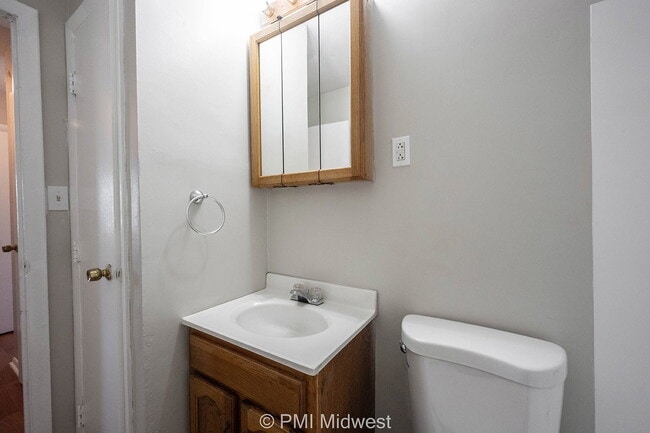 Building Photo - "Charming 2-Bedroom Retreat with 800 Sq. F...