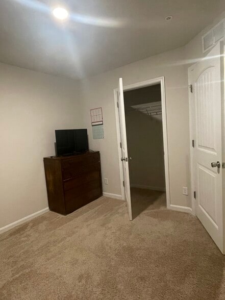 Room 3 - 114 Willowtree Ln