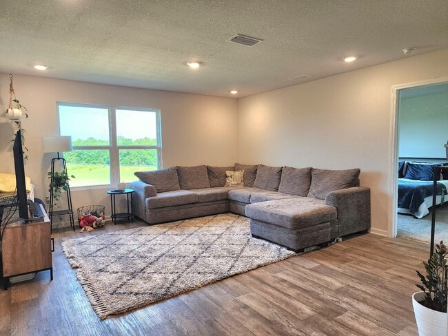 Building Photo - ALMOST NEW!! Exquisite 4 Bedroom, 2 Bath R...