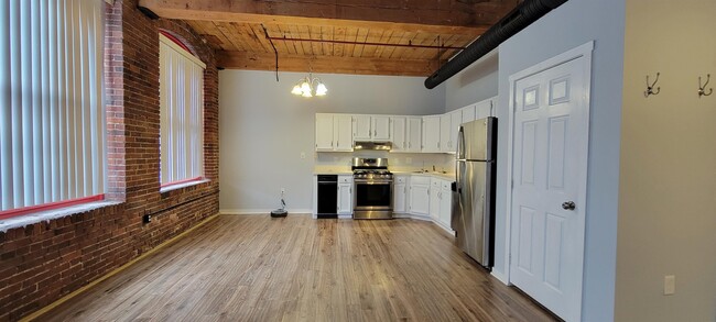 Building Photo - 470 Silver St