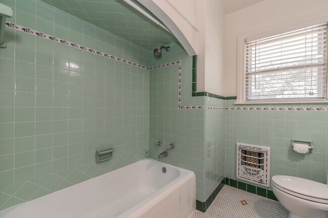 Building Photo - Charming 3 Bed, 1 Bath Cottage Near Oakhur...