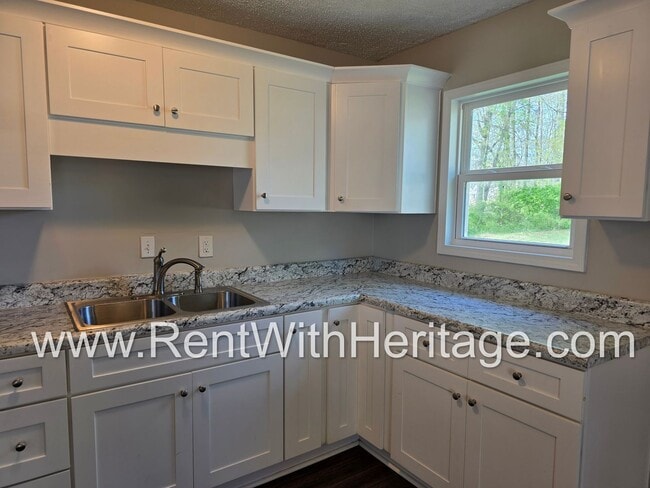 Building Photo - Awesome 3 bd/ 1.5 Bath Brick Front Ranch / No Steps / Totally Renovated / Great Location