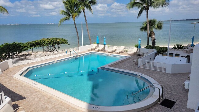 Building Photo - Beautifully renovated 2/2 condo downtown Sarasota with view of Bay!