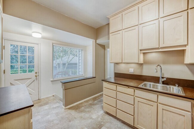 Building Photo - Montlake/Madison Park Area | Remodeled 3 Bed + Bonus Spaces | Arboretum Access