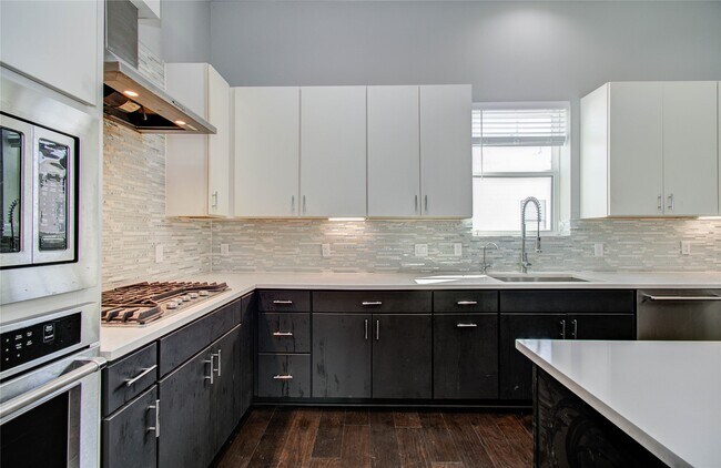 Building Photo - 2116 Naomi St