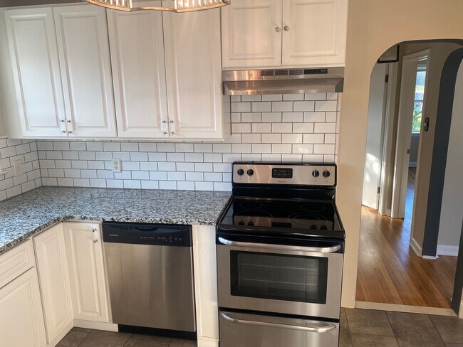 Building Photo - 30 E 7th St