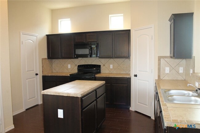 Building Photo - 665 Creekside Cir