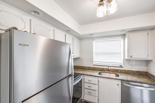 Building Photo - 9851 Sandalfoot Blvd