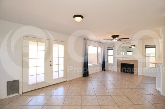 Building Photo - 1326 E Helena Dr