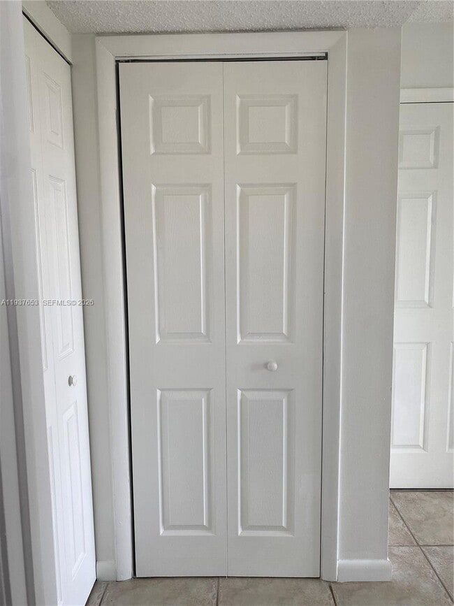 Building Photo - 2322 S Cypress Bend Dr