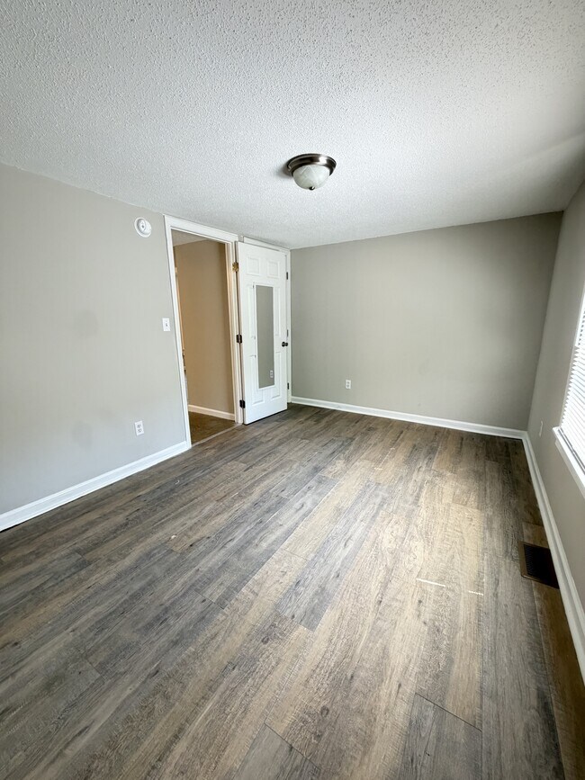 Building Photo - 919 N Walnut St