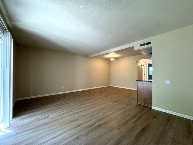 Building Photo - Melrose District 2 Bed Condo - Half Off First and Second Month