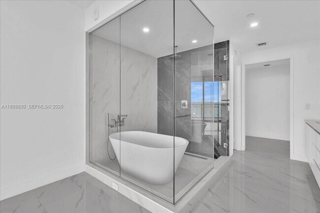 Building Photo - 700 NE 24th St