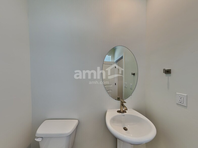 Building Photo - 1369 White St