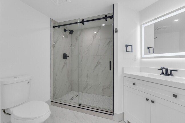 Building Photo - 400 Crestwood Ct N