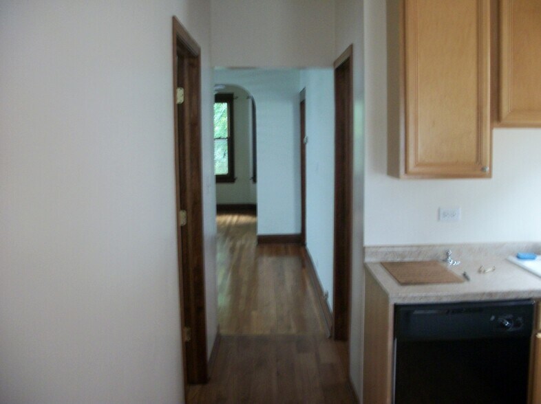 Building Photo - 2440 W Warner Ave