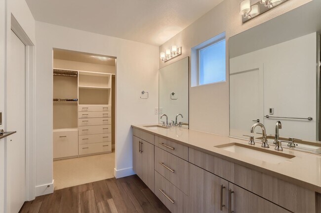 Building Photo - Modern 4-Bedroom Home with Designer Finish...