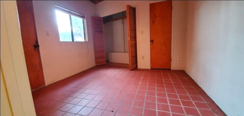 Downstairs bedroom with vanity - 2635 Hollyridge Dr
