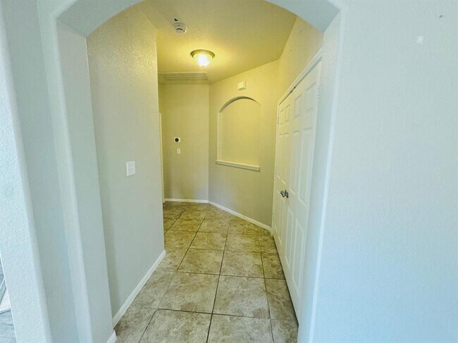 Building Photo - 5531 Drumlin Field Way