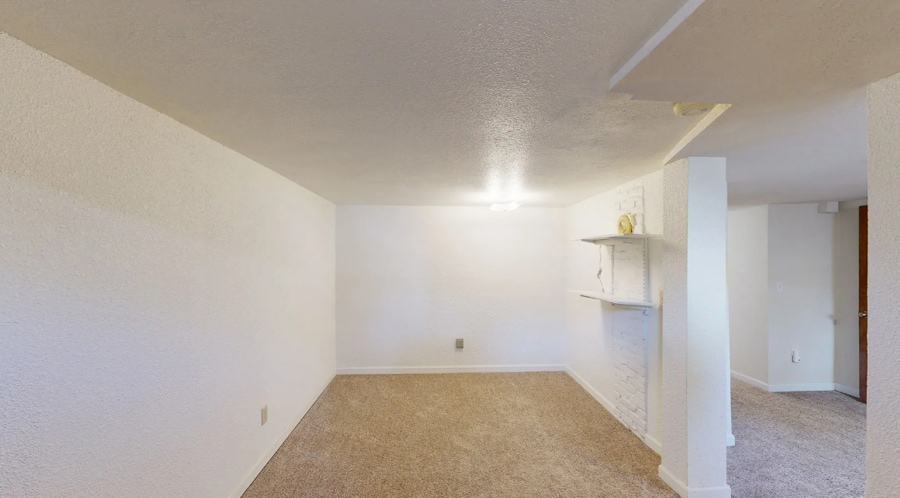 Family/Rec - Bsmt - 605 W Whitman Dr