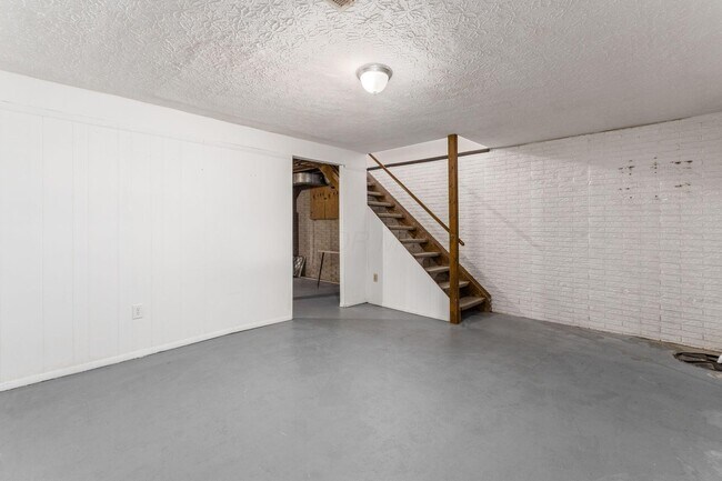 Building Photo - 7609 Seasons Dr