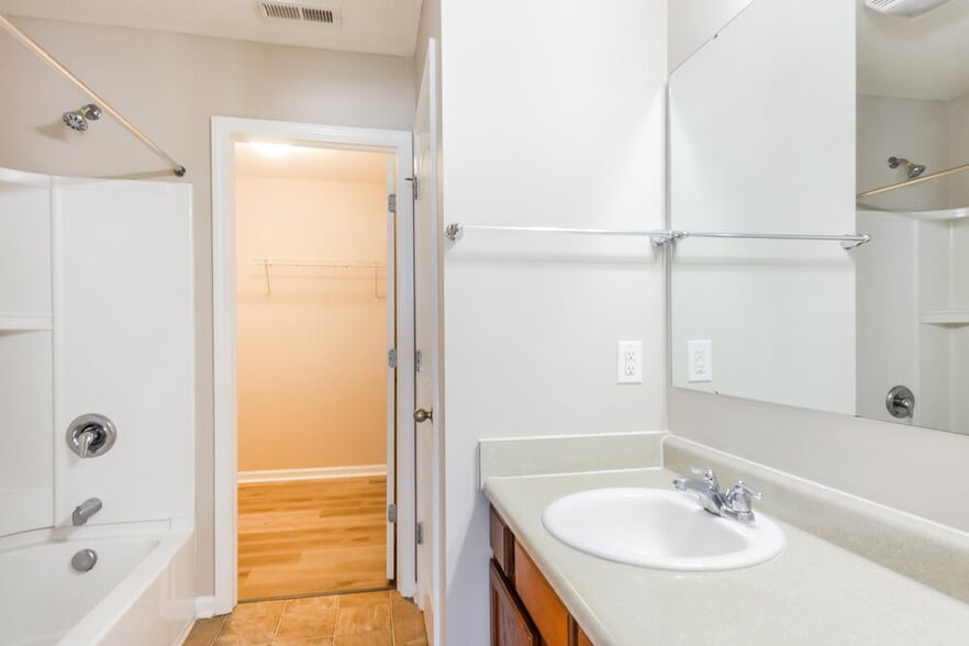 Building Photo - 15559 Old Pond Cir