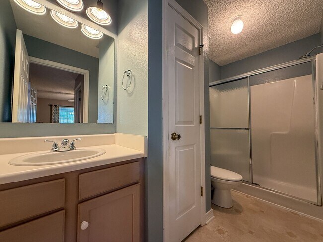 Building Photo - 2 bedroom 2 bath townhouse with community ...