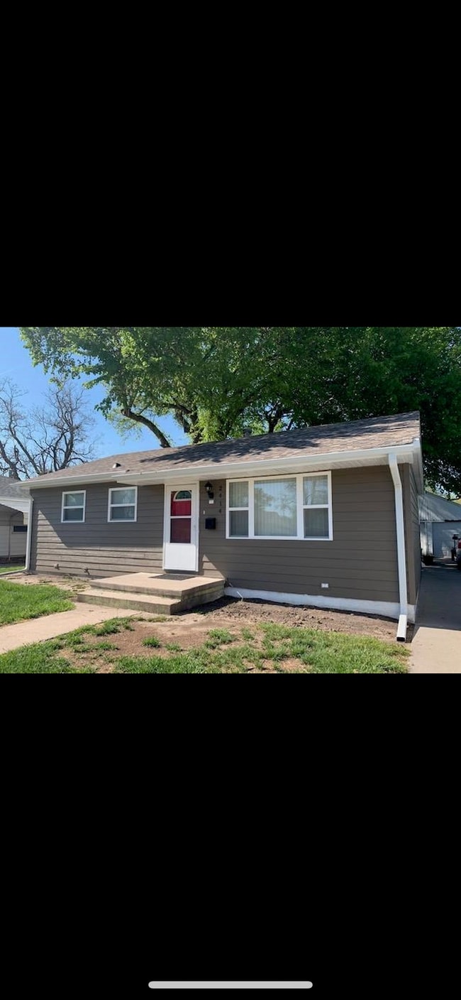 Building Photo - 2414 W 5th St