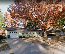 Building Photo - 3 Bedroom 2 Bathroom Iowa City Home!