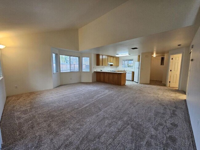 Building Photo - 1318 Golden Park Dr