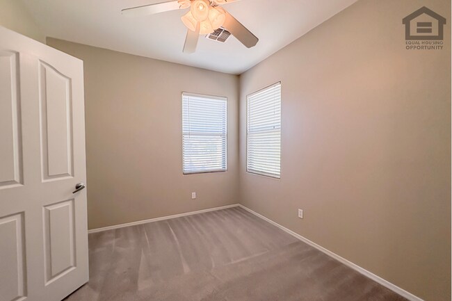 Building Photo - 4Bed/2.5 Bath House at Greenway/75th Ave! Ready for Immediate Move-In! -- Gated Community!