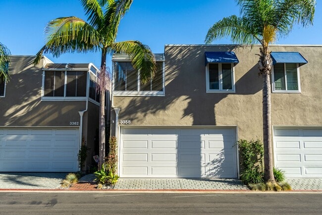Building Photo - Stunning Waterfront Townhome in Huntington Beach!