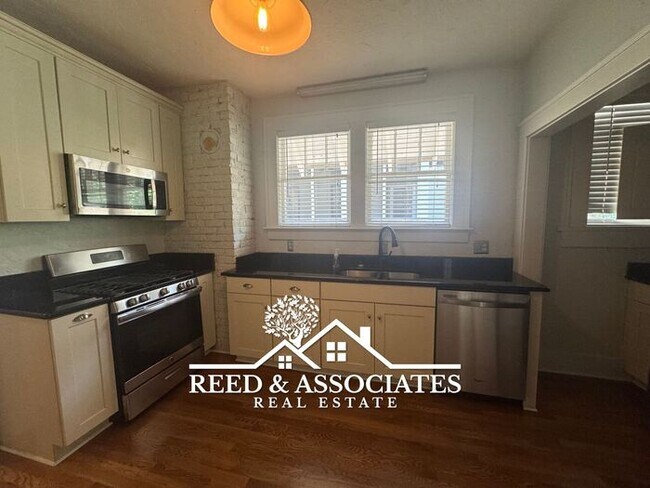 Building Photo - Spacious: 3 Bedroom in Colonial - Yorkshire!