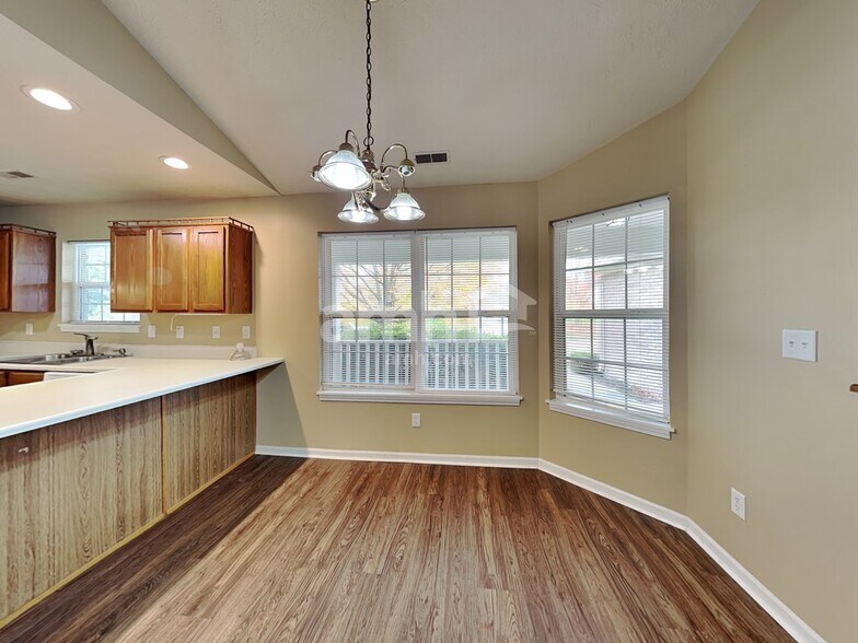 Building Photo - 1460 Persimmon Cir