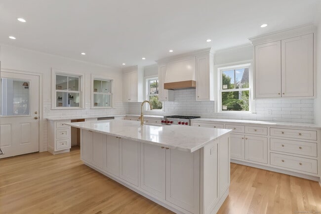 Building Photo - 134 Rowayton Ave