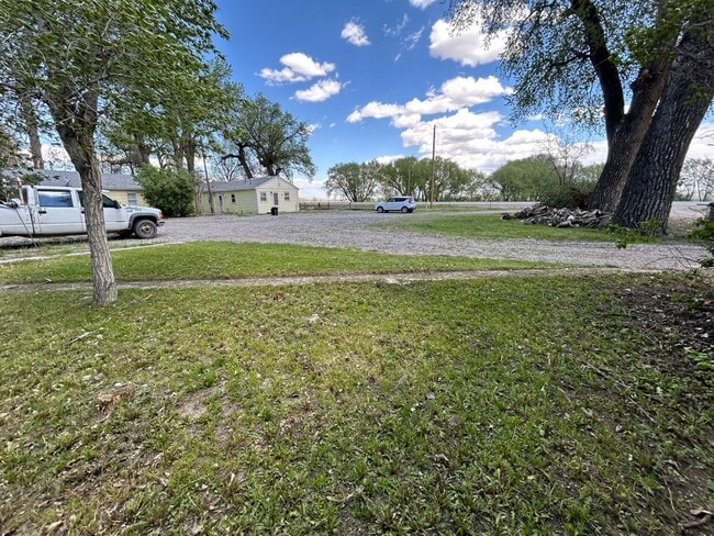 Building Photo - 2 Bed 1 Bath Large House with Fenced Yard and Washer Dryer Hookups