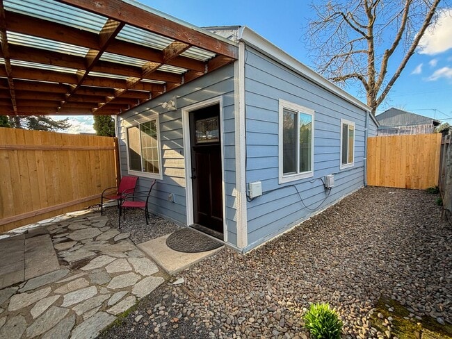 Building Photo - Charming 1-bedroom, 1-bathroom house