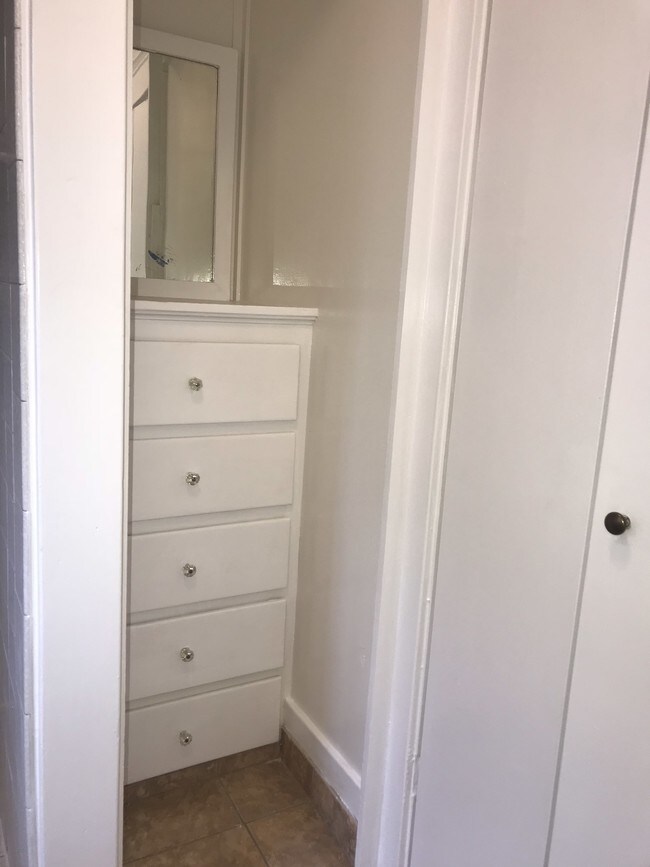 Building Photo - 3046 E Vista St