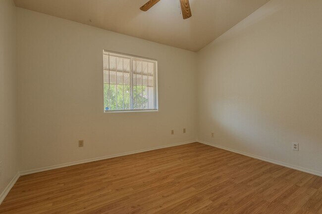 Building Photo - 3 Bedroom, 2 Bath