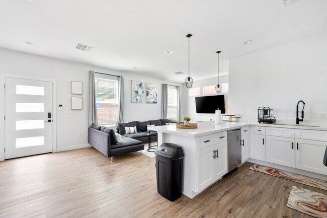 Building Photo - 3806 E Polk St