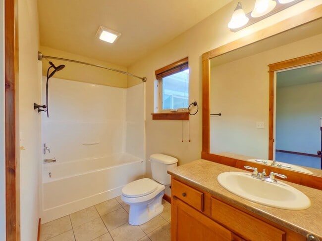 Building Photo - PET FRIENDLY! Beautiful 3 bedroom 2 1/4 bath townhouse in 4 Corners! Fenced backyard!