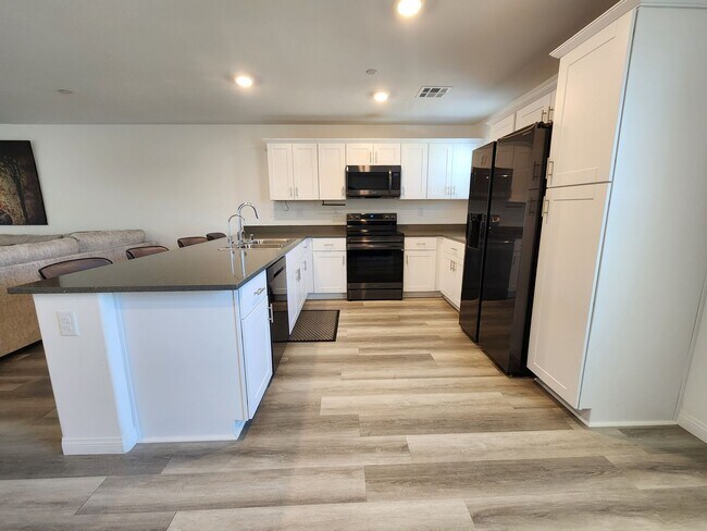 Building Photo - Charming 3BR/2.5BA Home in Las Vegas – Uti...
