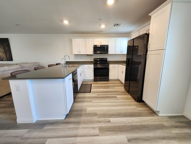 Building Photo - Modern Comfort Meets Vegas Vibes! – Utilit...