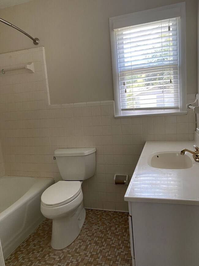 Building Photo - Come Home to Bayou View!!