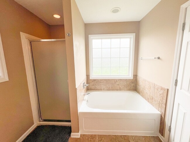 Building Photo - 3 Bedroom 2 Bathroom Home