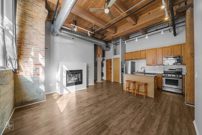 Building Photo - 1500 W Monroe St