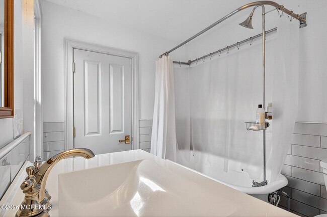 Building Photo - 142 Heck Ave